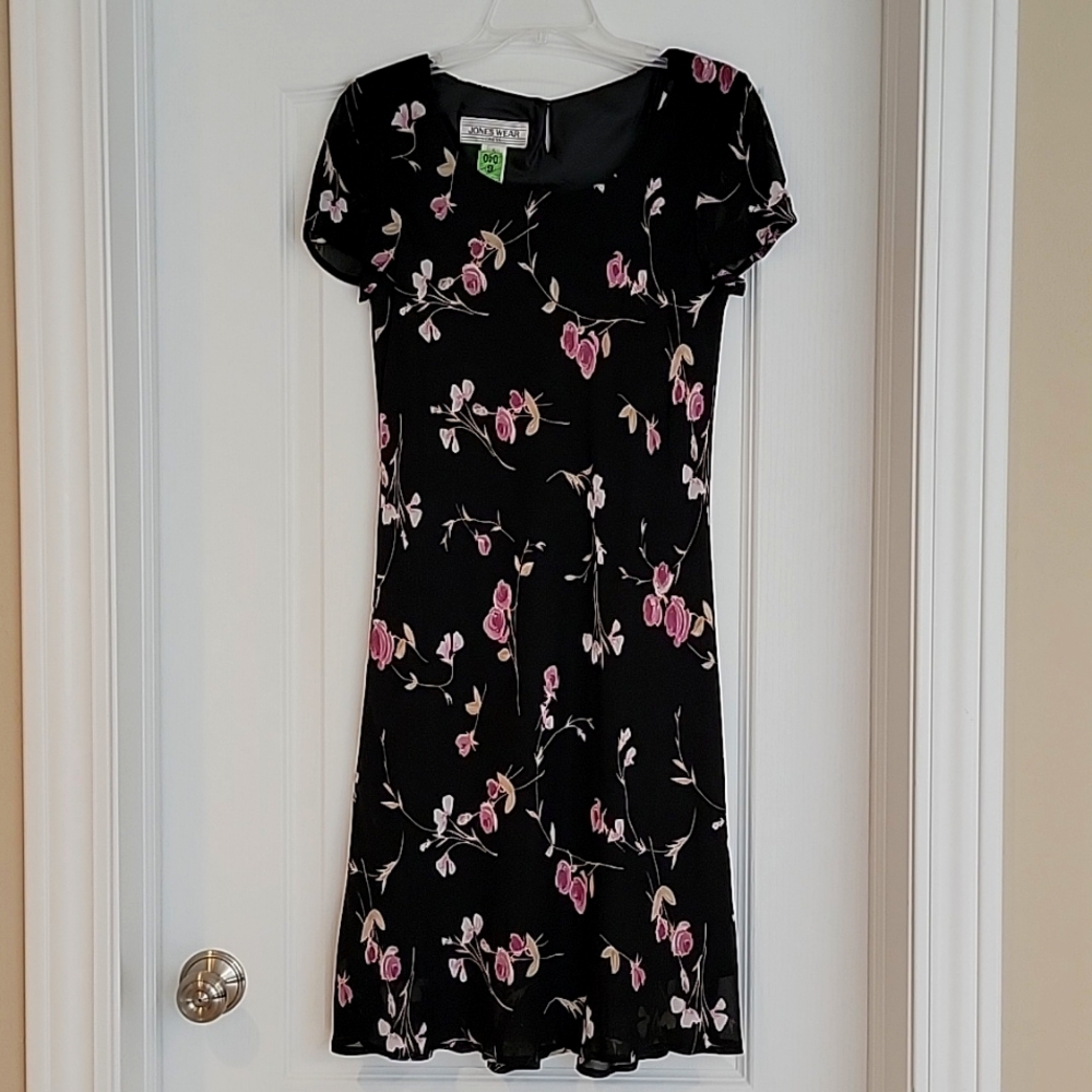 Jones Wear Woman's Floral Dress Black fully line with sheer short sleeve. Sz 6